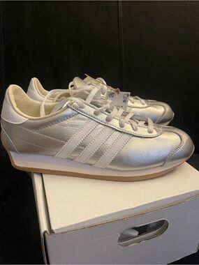 Adidas Women’s Country Metallic Silver Retro Runner Sneakers Sz 5 NWOB